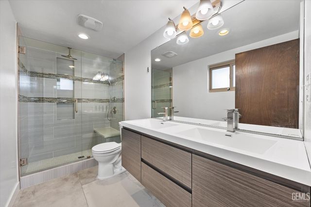 1815 Ridgewood Drive, Bakersfield, CA 93306