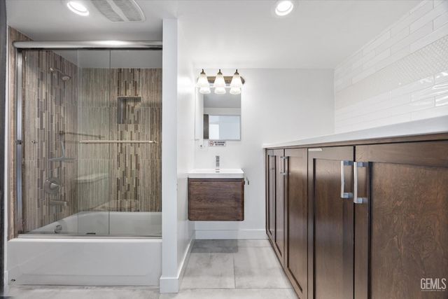 1815 Ridgewood Drive, Bakersfield, CA 93306