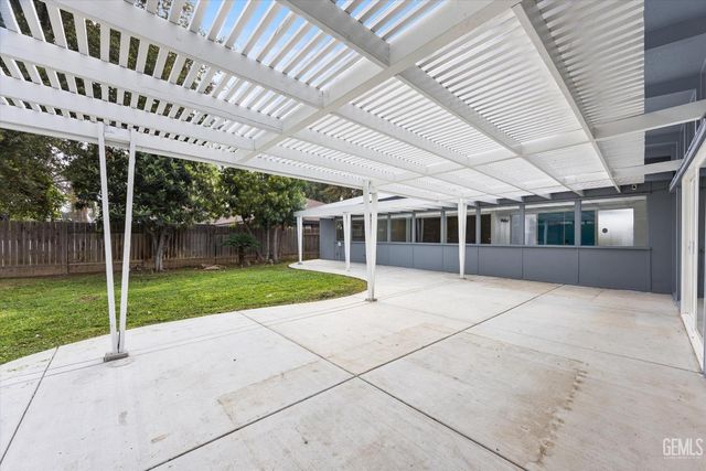 1815 Ridgewood Drive, Bakersfield, CA 93306