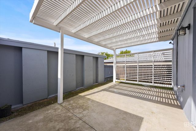 1815 Ridgewood Drive, Bakersfield, CA 93306