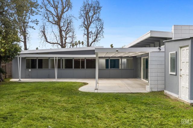 1815 Ridgewood Drive, Bakersfield, CA 93306