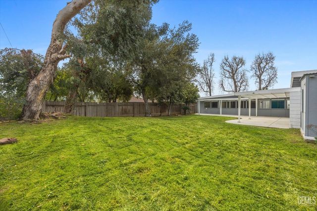 1815 Ridgewood Drive, Bakersfield, CA 93306