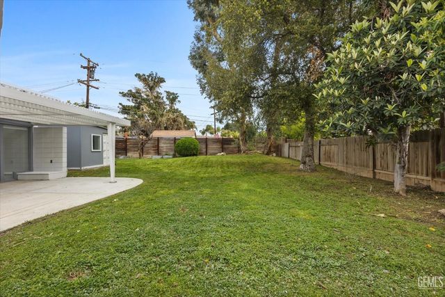 1815 Ridgewood Drive, Bakersfield, CA 93306