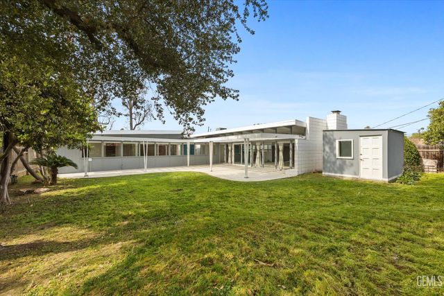 1815 Ridgewood Drive, Bakersfield, CA 93306