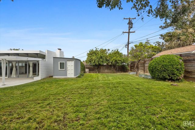 1815 Ridgewood Drive, Bakersfield, CA 93306