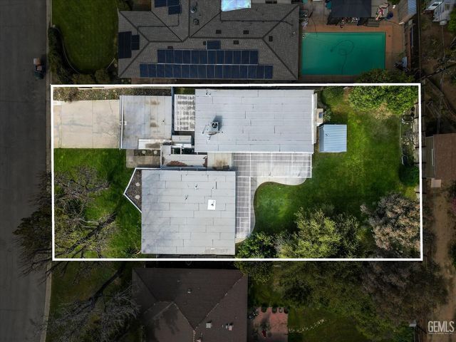 1815 Ridgewood Drive, Bakersfield, CA 93306