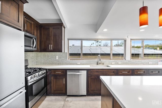 1815 Ridgewood Drive, Bakersfield, CA 93306