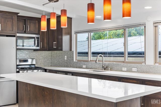 1815 Ridgewood Drive, Bakersfield, CA 93306