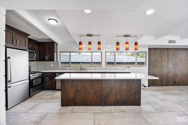 1815 Ridgewood Drive, Bakersfield, CA 93306