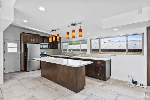 1815 Ridgewood Drive, Bakersfield, CA 93306