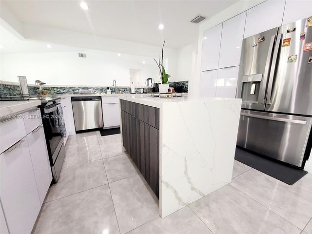 6324 NW 201st Ln, Hialeah, FL 33015