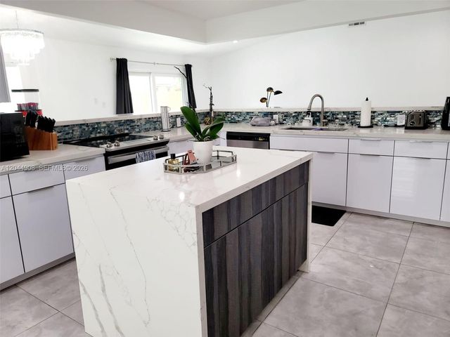 6324 NW 201st Ln, Hialeah, FL 33015