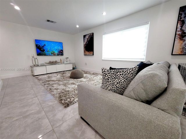 6324 NW 201st Ln, Hialeah, FL 33015