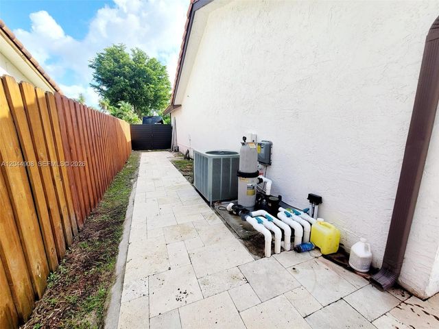 6324 NW 201st Ln, Hialeah, FL 33015