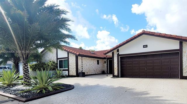 6324 NW 201st Ln, Hialeah, FL 33015