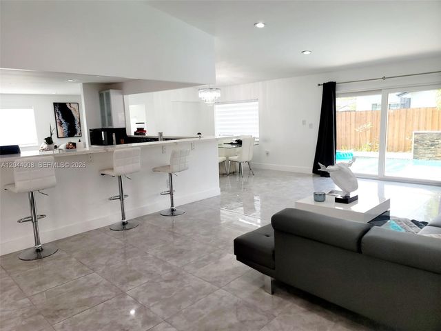 6324 NW 201st Ln, Hialeah, FL 33015
