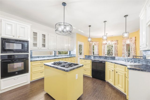 6702 W Bluff Drive, Magnolia, TX 77354