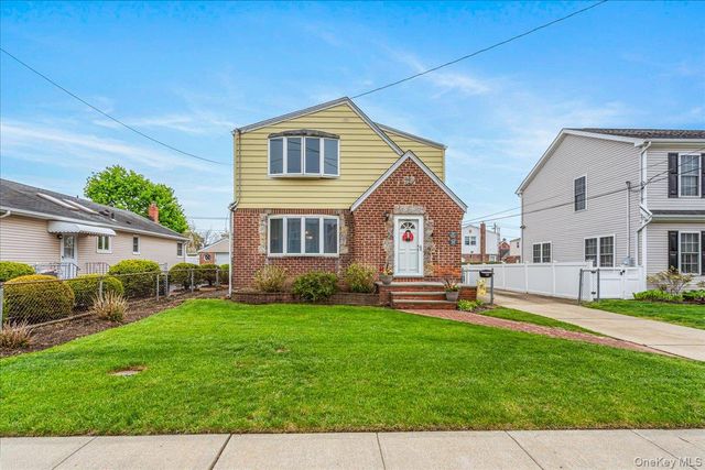38 7th Street, Garden City Park, NY 11040