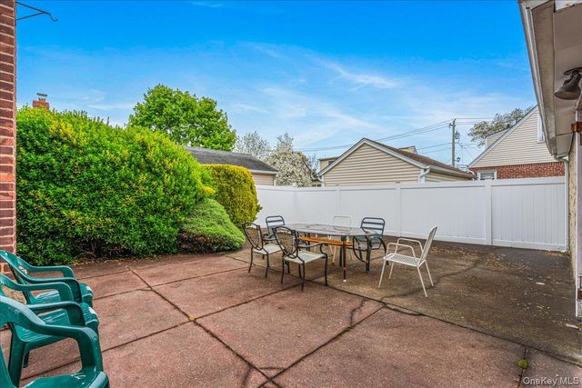 38 7th Street, Garden City Park, NY 11040