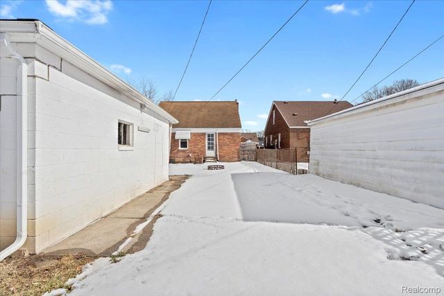 6740 Larme Avenue, Allen Park, MI 48101