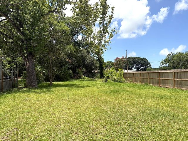 2930 3rd Avenue N, Texas City, TX 77590