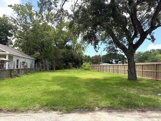 2930 3rd Avenue N, Texas City, TX 77590
