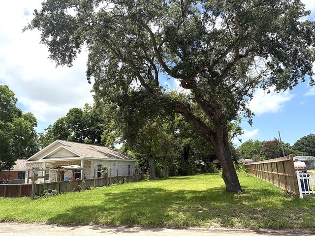 2930 3rd Avenue N, Texas City, TX 77590