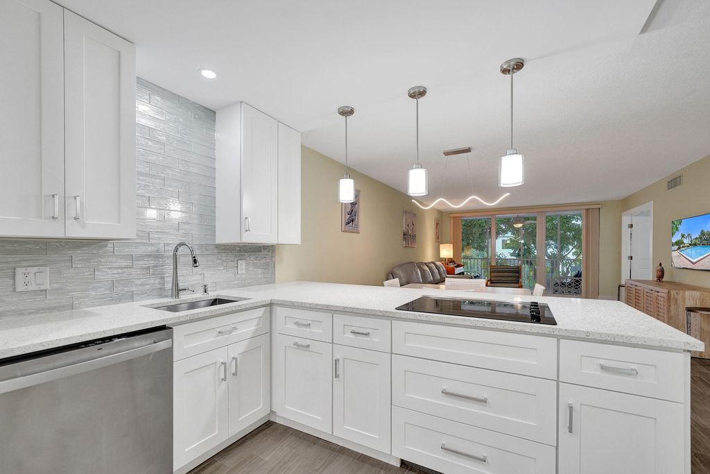 3145 NE 48th Court 215, Lighthouse Point, FL 33064