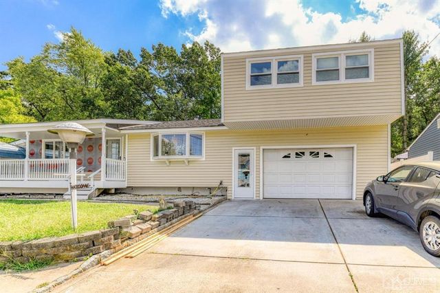 22 Baker Drive, Helmetta, NJ 08828