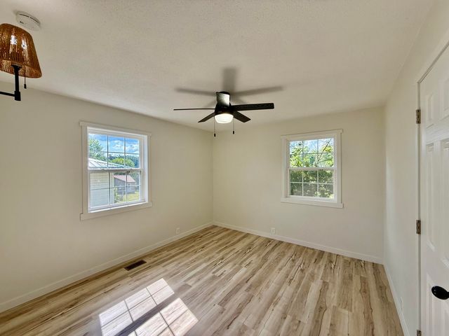 206 E Chestnut Street, Houston, MO 65483