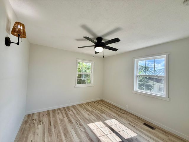 206 E Chestnut Street, Houston, MO 65483