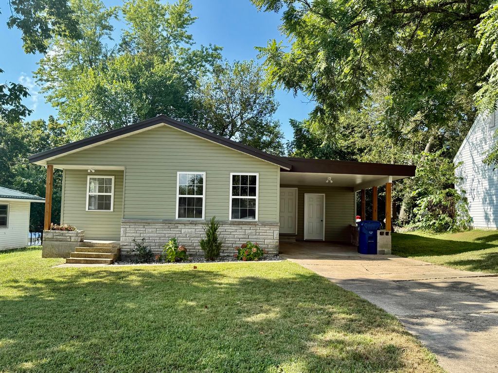 206 E Chestnut Street, Houston, MO 65483