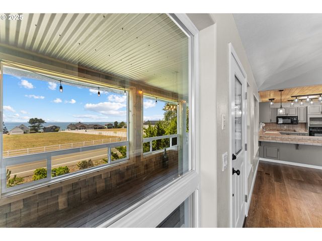 15263 OCEANVIEW Dr, Brookings, OR 97415