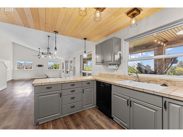 15263 OCEANVIEW Dr, Brookings, OR 97415