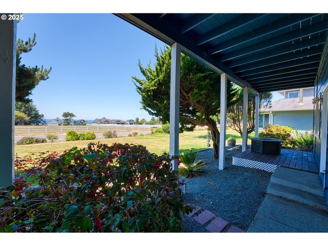 15263 OCEANVIEW Dr, Brookings, OR 97415