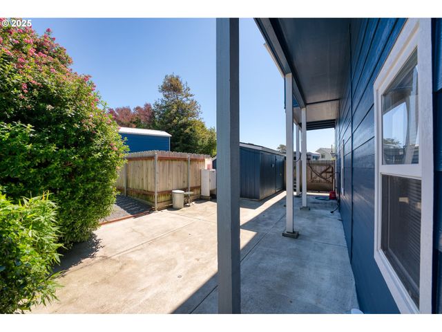 15263 OCEANVIEW Dr, Brookings, OR 97415