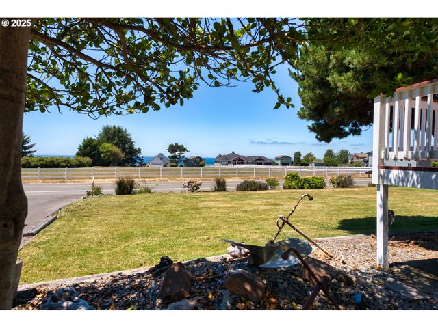 15263 OCEANVIEW Dr, Brookings, OR 97415