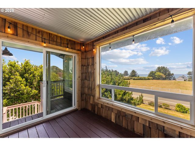 15263 OCEANVIEW Dr, Brookings, OR 97415