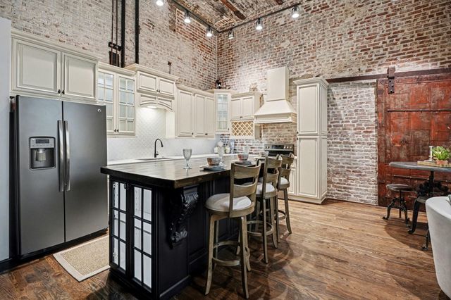 2400 Mechanic Street 101, Galveston, TX 77550