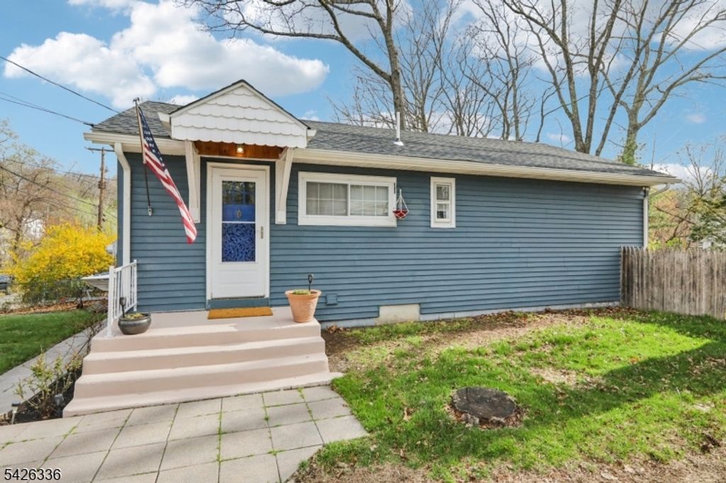 47 Broadway, Hopatcong Boro, NJ 07843