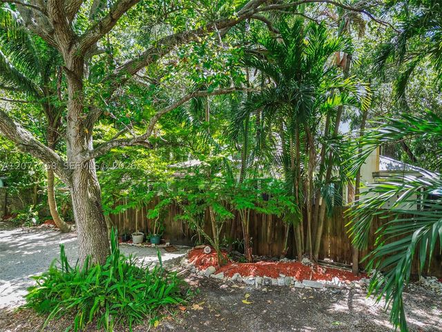 3595 Avocado Ave, Miami, FL 33133
