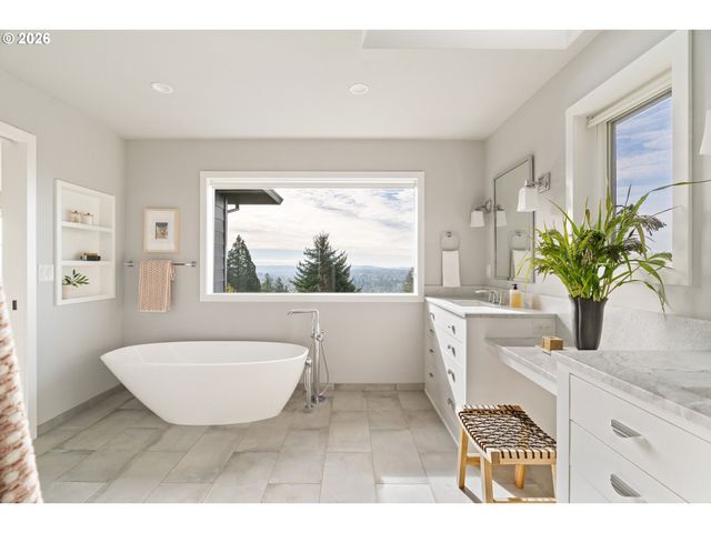 1622 Sw WESTWOOD Dr, Portland, OR 97239