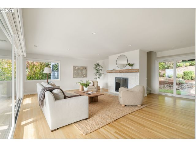 1622 Sw WESTWOOD Dr, Portland, OR 97239