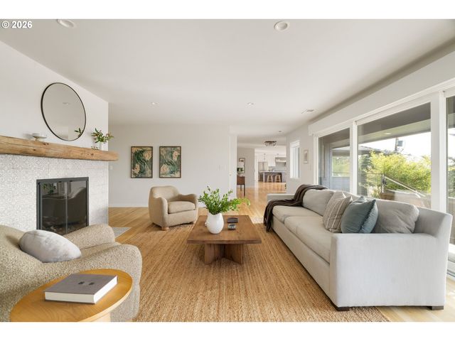 1622 Sw WESTWOOD Dr, Portland, OR 97239