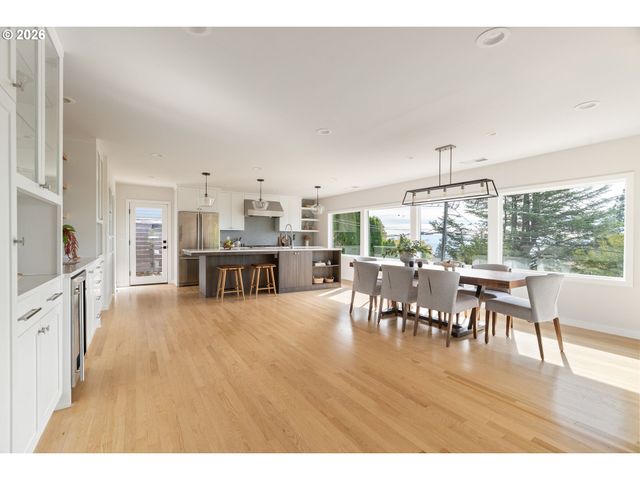 1622 Sw WESTWOOD Dr, Portland, OR 97239