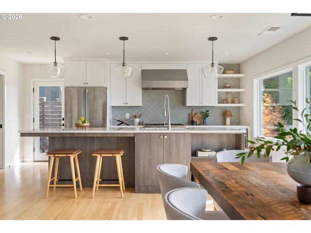 1622 Sw WESTWOOD Dr, Portland, OR 97239