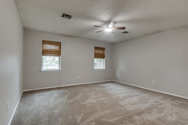 920 NE 6th Street, Moore, OK 73160