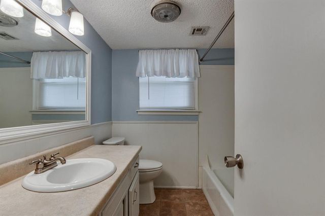 920 NE 6th Street, Moore, OK 73160