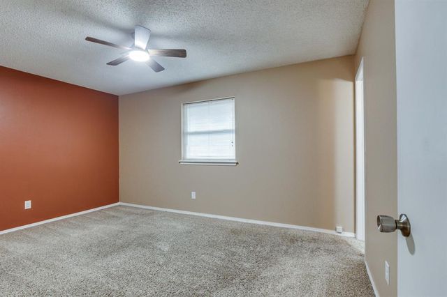 920 NE 6th Street, Moore, OK 73160