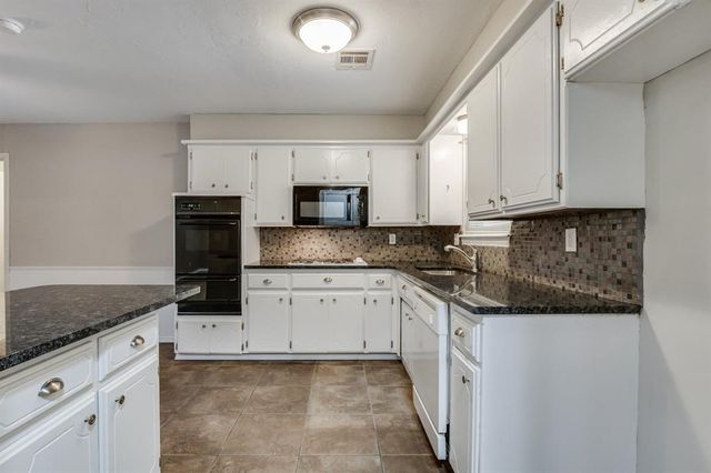 920 NE 6th Street, Moore, OK 73160